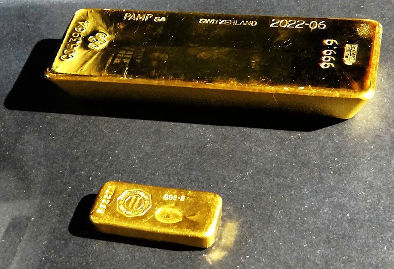 Un lingot et une barre d’or exposés à la Banque de France, à Paris, en 2022