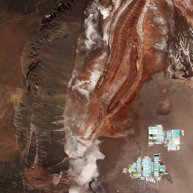 Vue satellite du Salar de Atacama, au Chili, avec des bassins d’évaporation de lithium en bas de l’image
